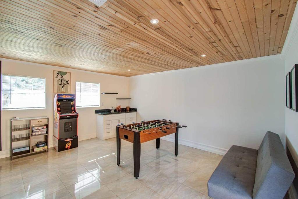 Kuchyň nebo kuchyňský kout v ubytování Fun Game Room with Arcade Getaway