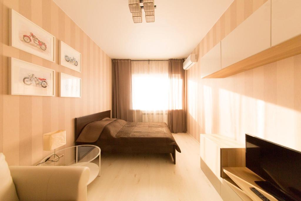 ロストフ・ナ・ドヌにあるApartment Kvartirkino Varfolomeevaのベッドと窓が備わる小さな客室です。