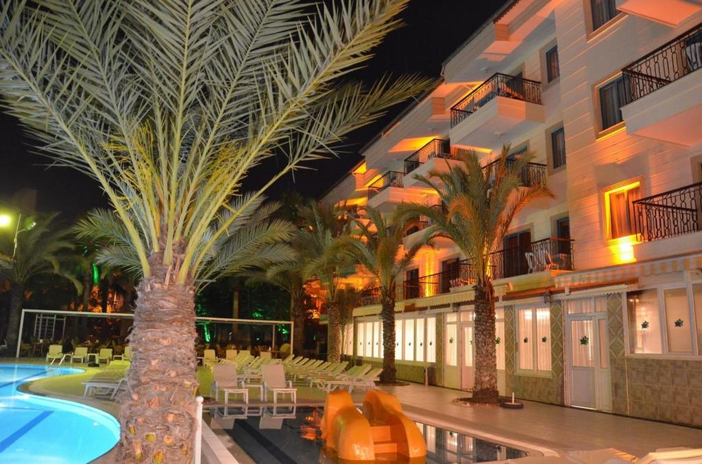 Bazén v ubytování Cinar Family Suite Hotel Side nebo v jeho okolí
