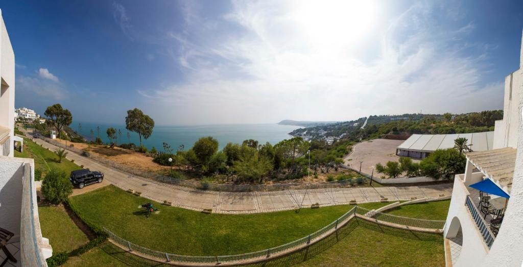 迦玛特Golden Carthage Residences的享有公园的背景海景