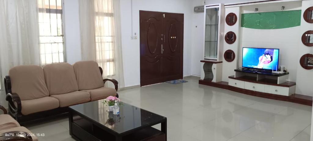 TV a/nebo společenská místnost v ubytování Homestay Miri Four Bedroom 17pax