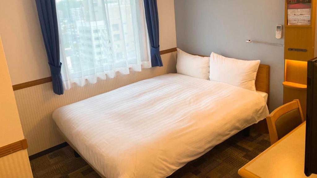 Postel nebo postele na pokoji v ubytování Toyoko Inn Mito-eki Minami-guchi