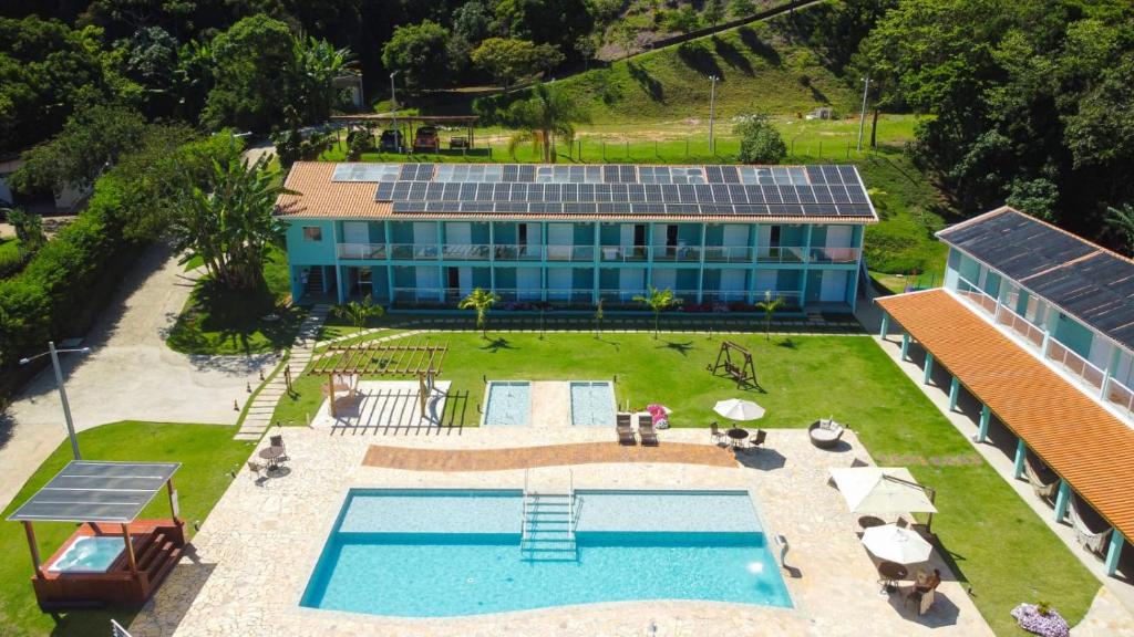 an aerial view of a building with a swimming pool at Pousada Thermas das Montanhas in Águas de Lindóia