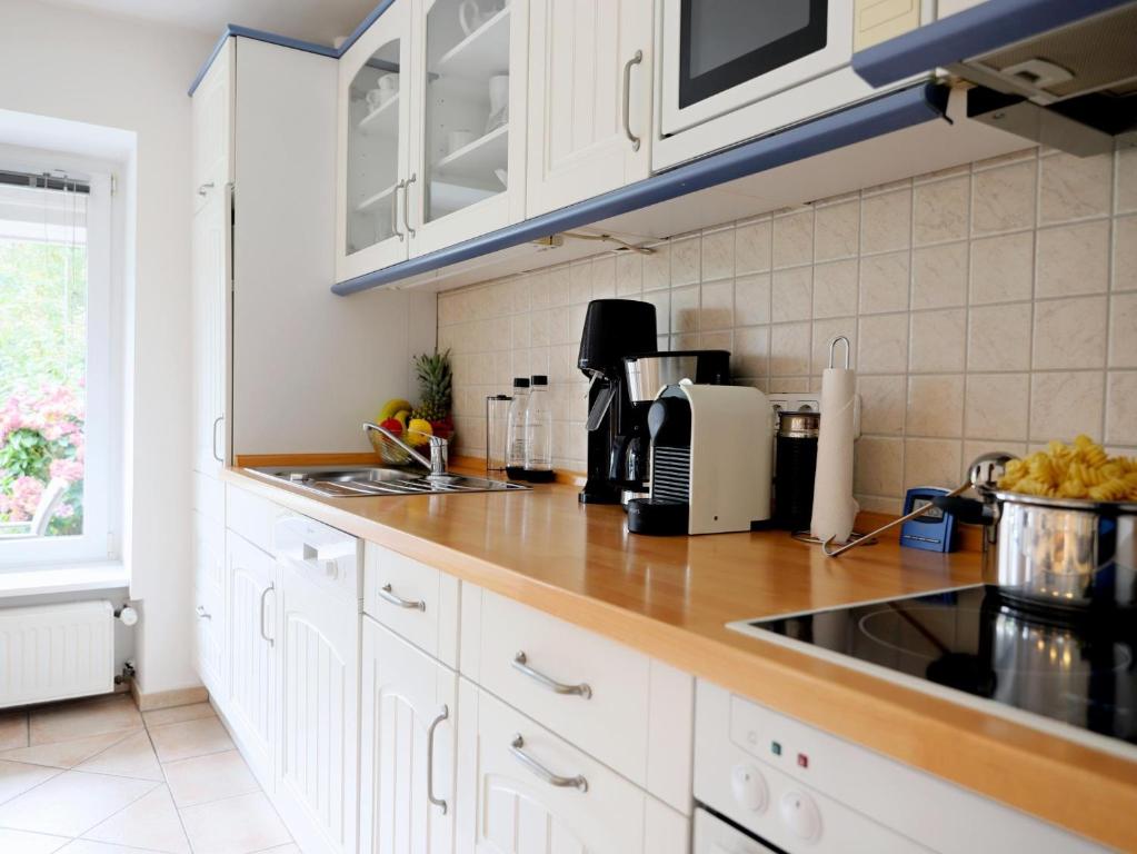 Kuchyň nebo kuchyňský kout v ubytování Geschmackvoll eingerichtete Erdgeschosswohnung für 4 Personen lädt zum Entspannen ein.