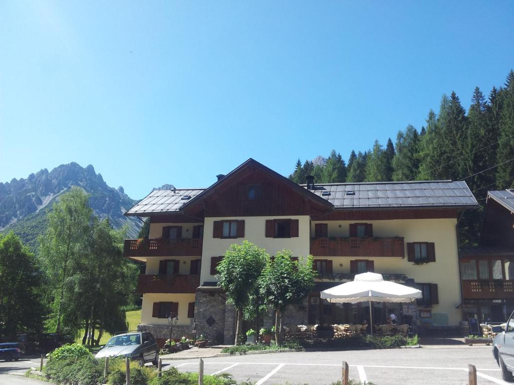 Nespecifikovaný výhled na hory nebo výhled na hory při pohledu z hotelu