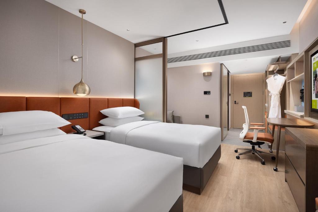 Postel nebo postele na pokoji v ubytování Home2 Suite by Hilton Harbin Central Street