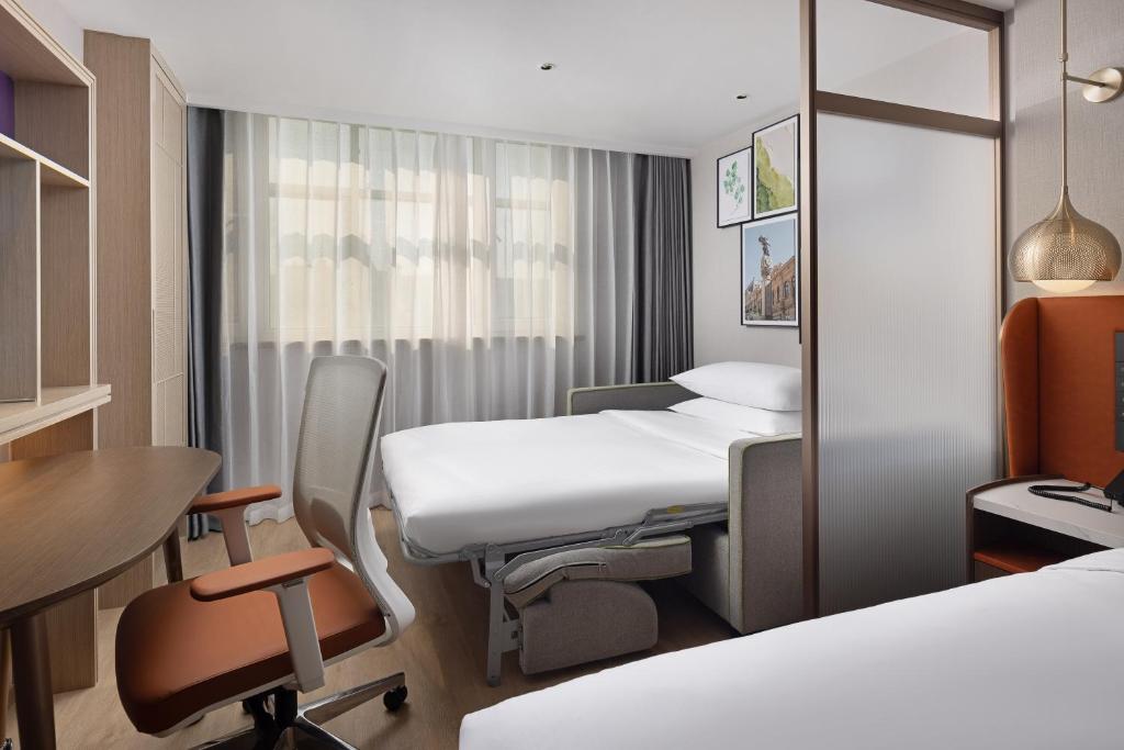 Postel nebo postele na pokoji v ubytování Home2 Suite by Hilton Harbin Central Street
