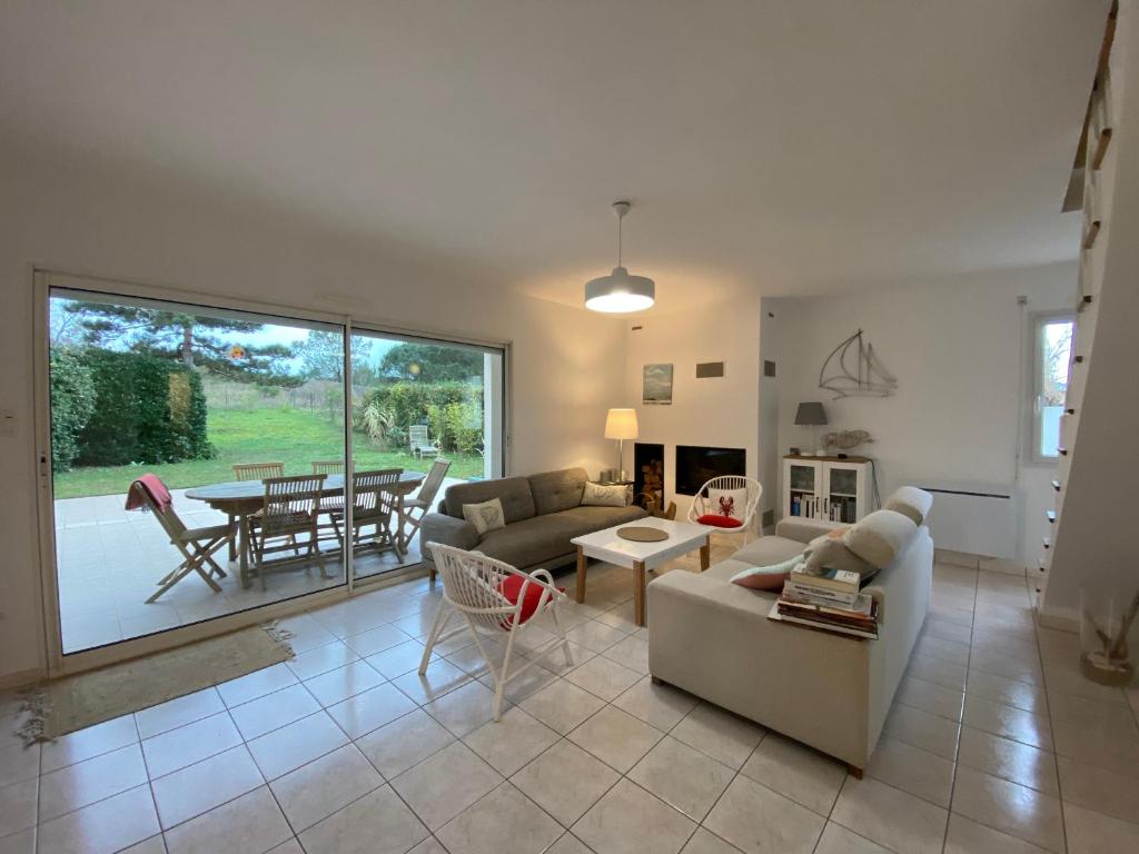 Photo de la galerie de l'établissement Grande maison près du phare avec Wi-Fi, animaux admis, parking, proche plage pour 8 personnes - FR-1-22-375, à La Tranche-sur-Mer