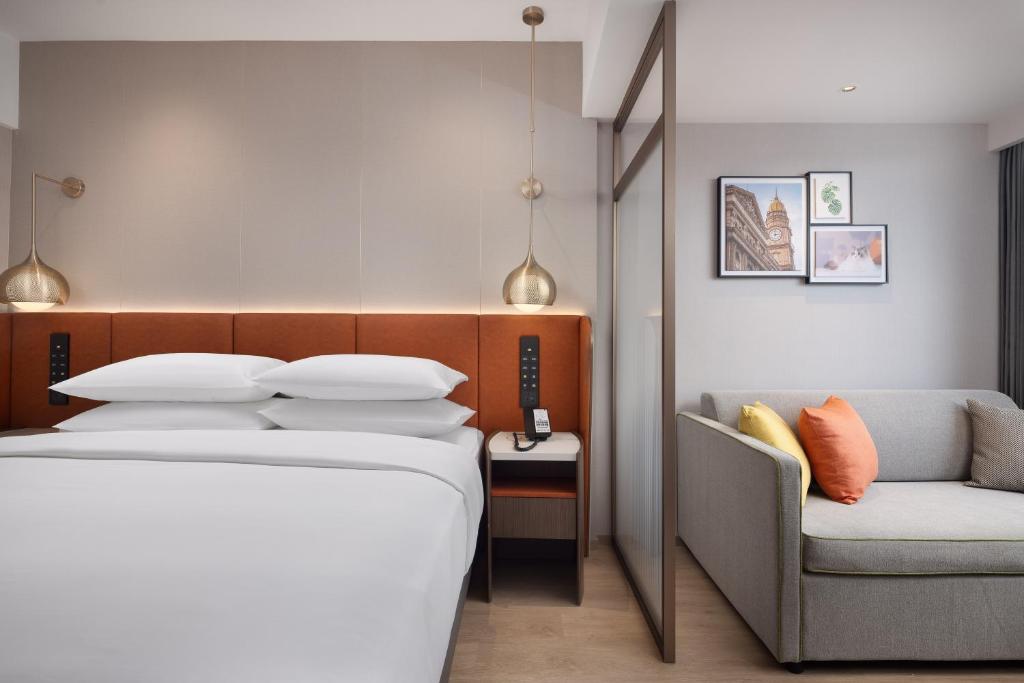 Postel nebo postele na pokoji v ubytování Home2 Suite by Hilton Harbin Central Street
