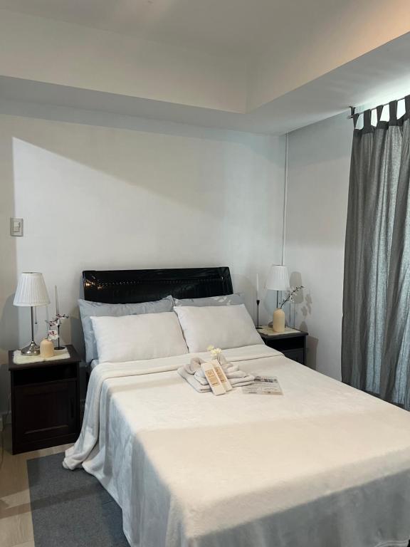 A bed or beds in a room at Maui Cave Staycation - Azure Urban Resort Residences