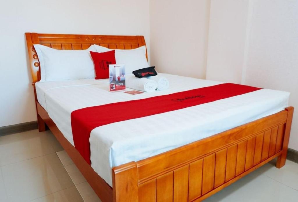 Postel nebo postele na pokoji v ubytování RedDoorz Plus near Camella La Brisa Lapulapu
