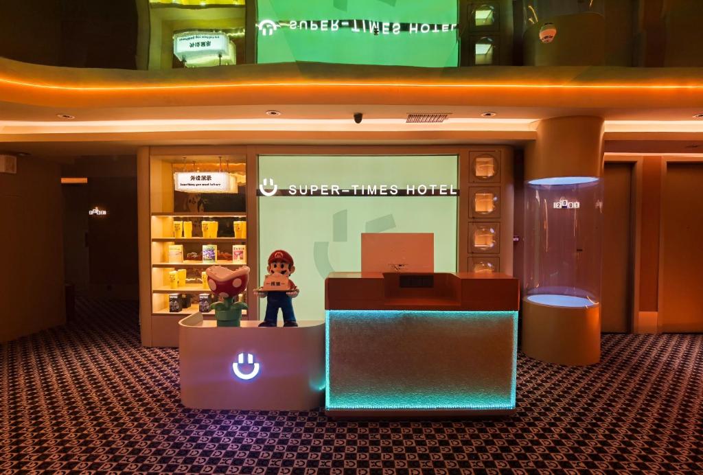 una tienda con una mujer parada frente a un mostrador en Super Time Monster Esports Hotel Shenzhen Nanshan Subway Station Branch, en Shenzhen