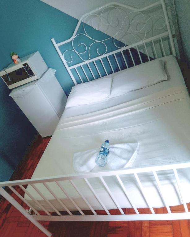 a bottle of water sitting on top of a bunk bed at Flórida in São Carlos