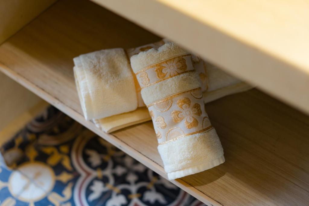 deux rouleaux de papier toilette sur une étagère dans l'établissement Riad Lkhlil, à Marrakech