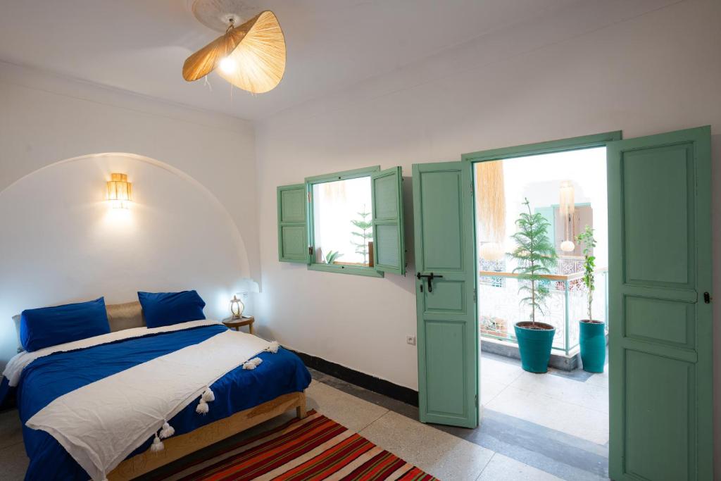 une chambre avec un lit et une fenêtre dans l'établissement Riad Lkhlil, à Marrakech