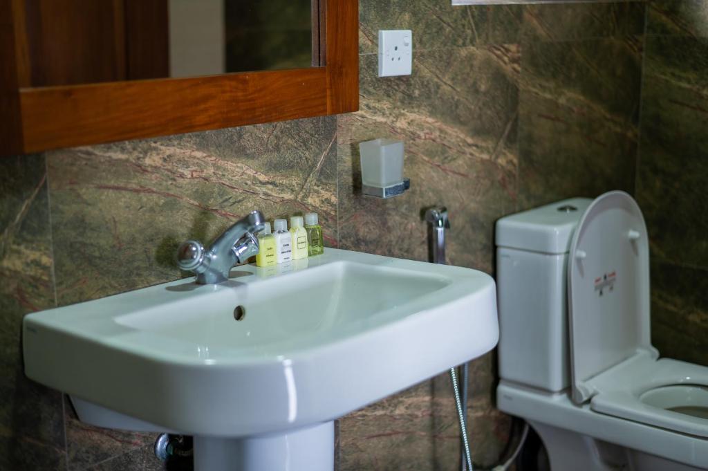 Koupelna v ubytování Abhayawewa Resort