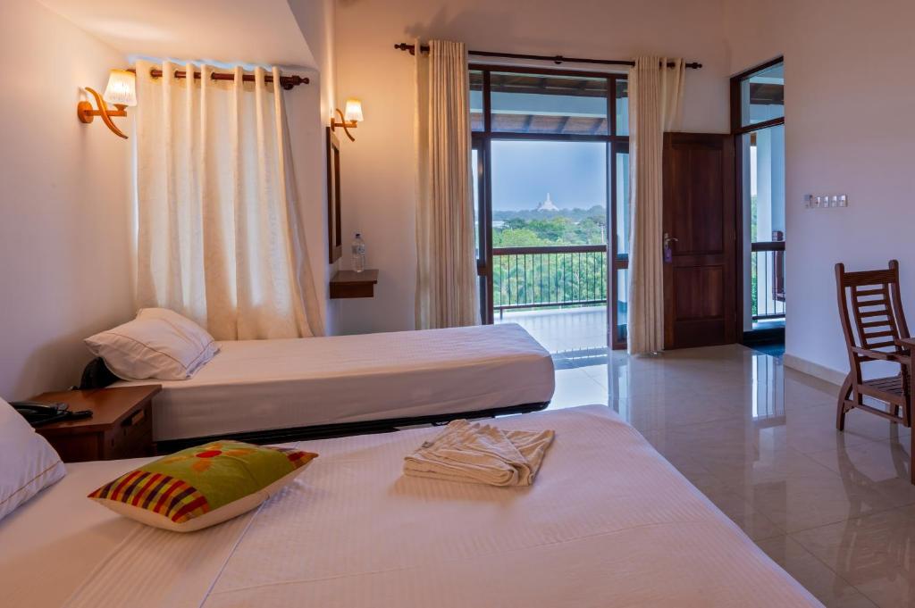 Postel nebo postele na pokoji v ubytování Abhayawewa Resort