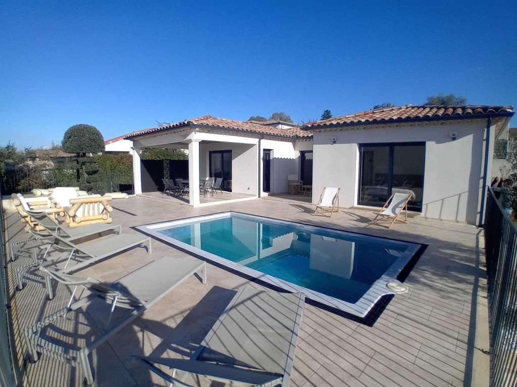 Photo de la galerie de l'établissement Villa moderne avec piscine privée, climatisée, proche centre Vallon Pont d'Arc - FR-1-382-216, à Vallon-Pont-dʼArc