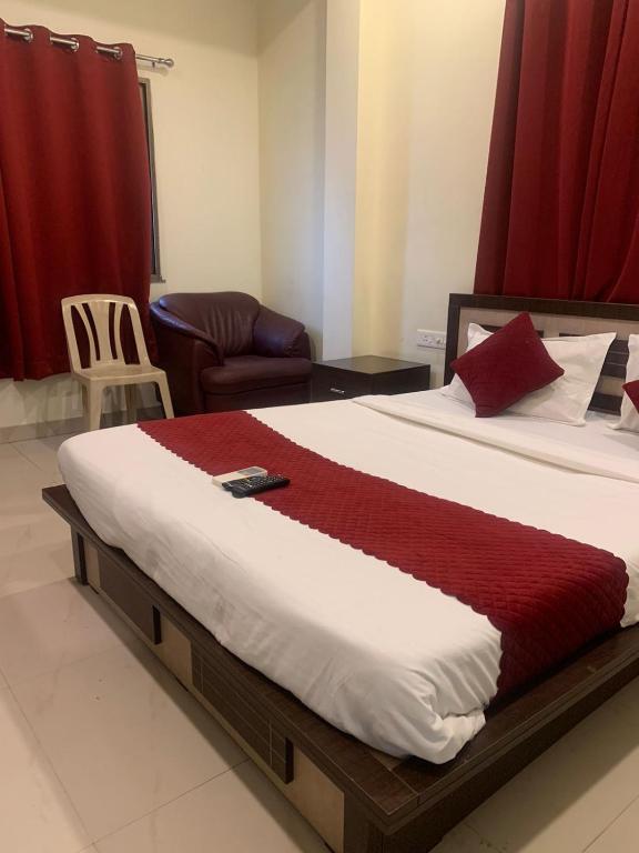 Postel nebo postele na pokoji v ubytování Silver Key Suites
