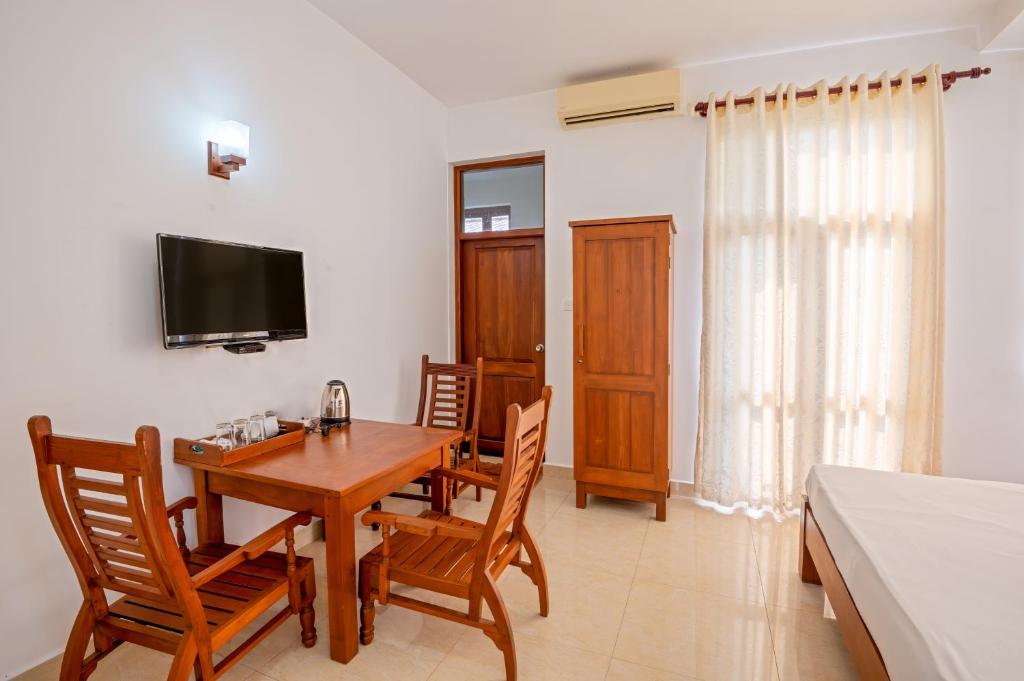 TV a/nebo společenská místnost v ubytování Abhayawewa Resort