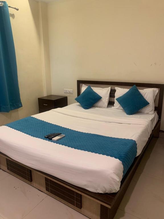 Postel nebo postele na pokoji v ubytování Silver Key Suites