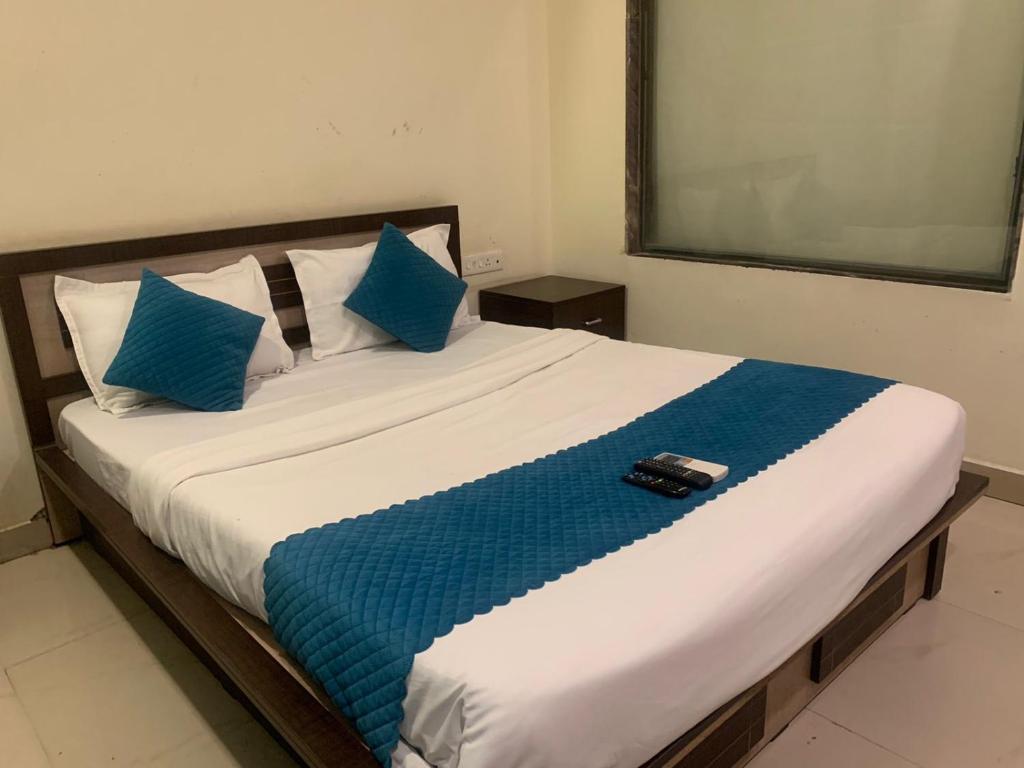 Postel nebo postele na pokoji v ubytování Silver Key Suites