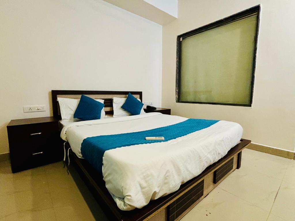 Postel nebo postele na pokoji v ubytování Silver Key Suites