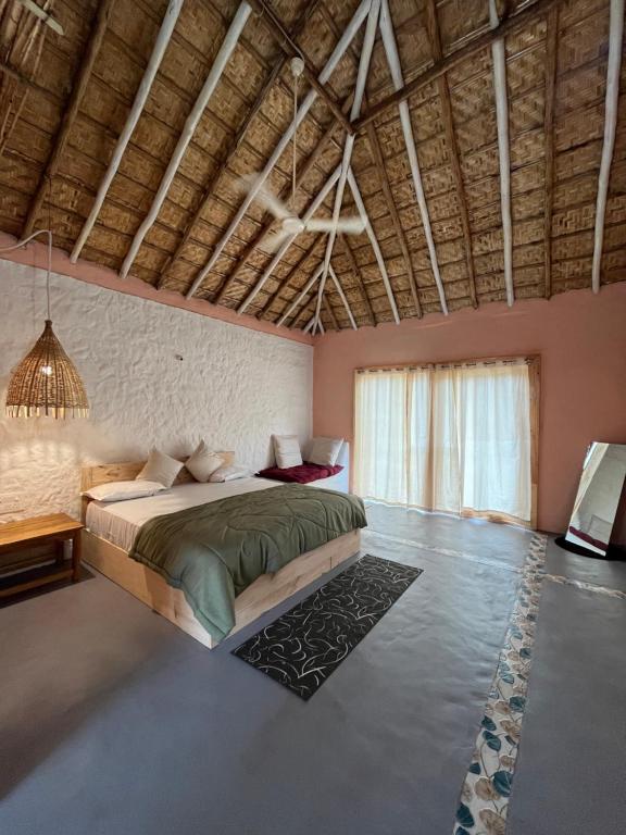 Postel nebo postele na pokoji v ubytování Tropical Hampi