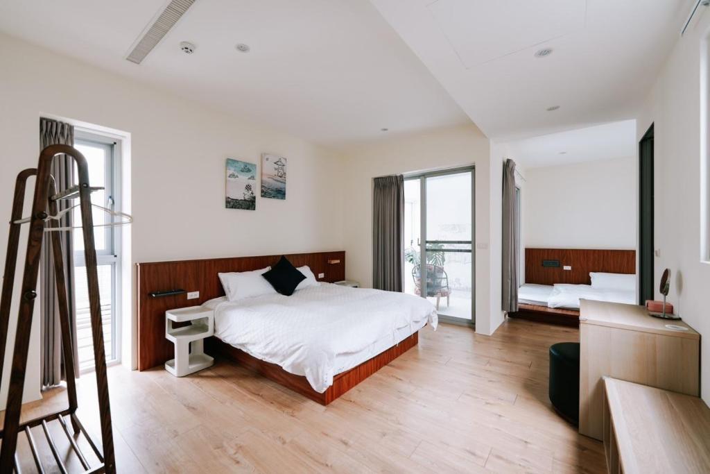 um quarto com uma cama e uma escada em Danny's Home em Zhongpu
