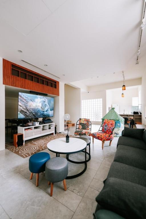 uma sala de estar com um sofá e uma mesa em Danny's Home em Zhongpu