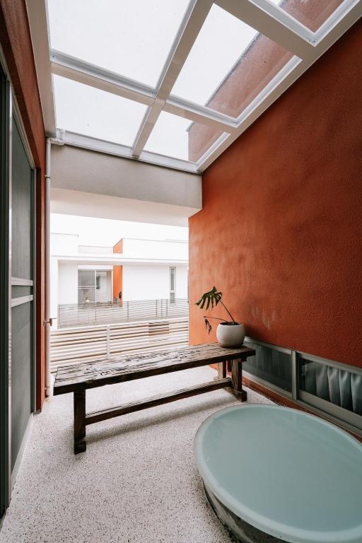 Uma área de estar em Danny's Home