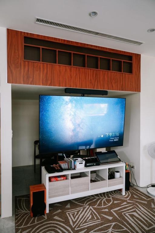 Uma televisão e/ou sistema de entretenimento em Danny's Home