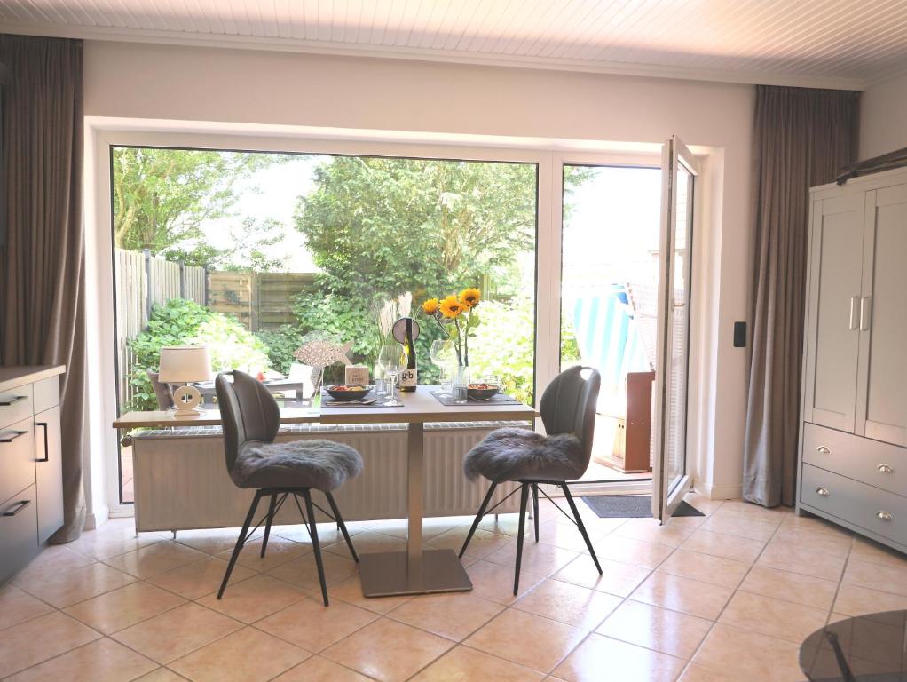 Posezení v ubytování Die Erdgeschosswohnung befindet sich in Alt-Westerland.