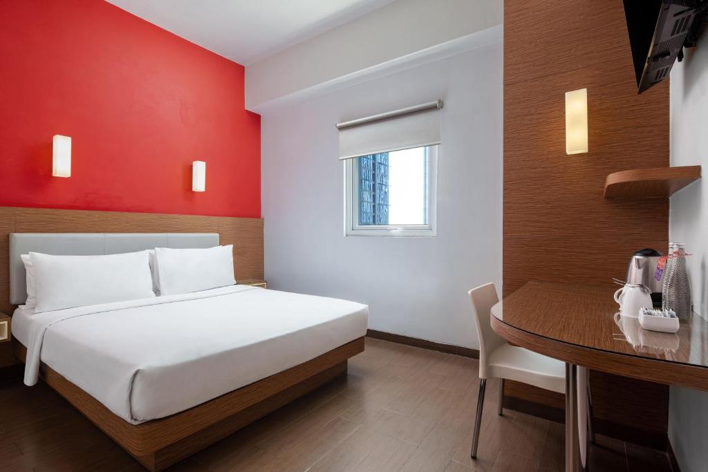 Postel nebo postele na pokoji v ubytování Amaris Hotel Pancoran