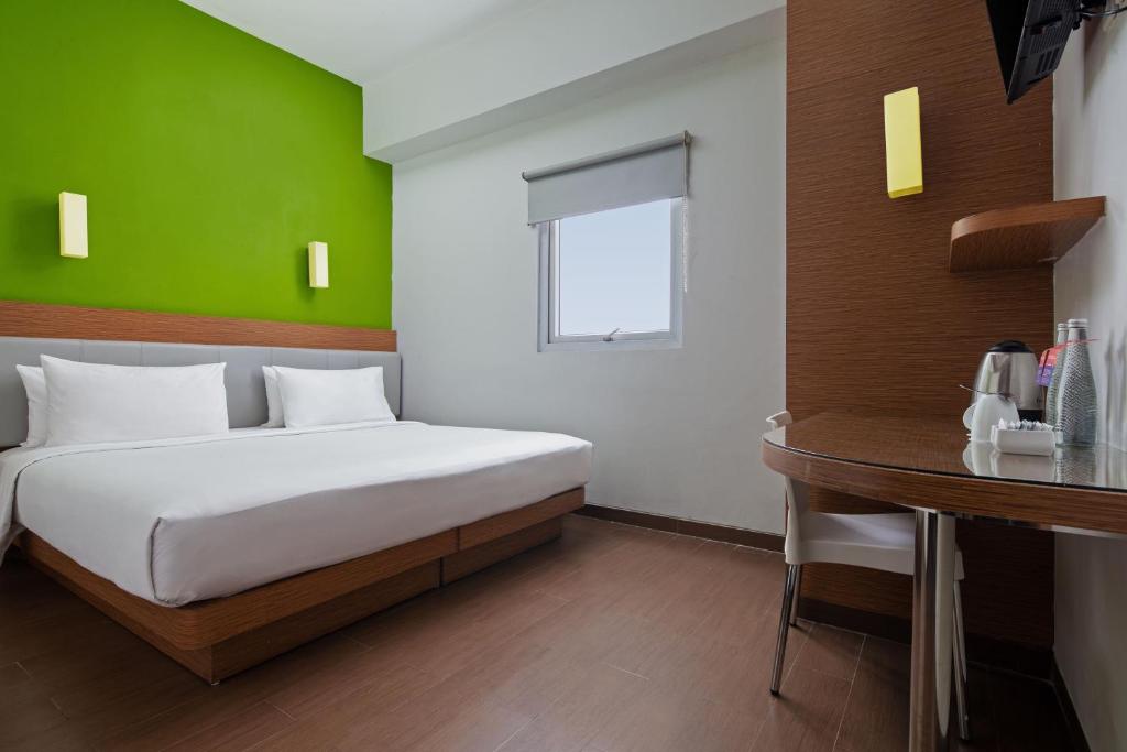 Postel nebo postele na pokoji v ubytování Amaris Hotel Pancoran