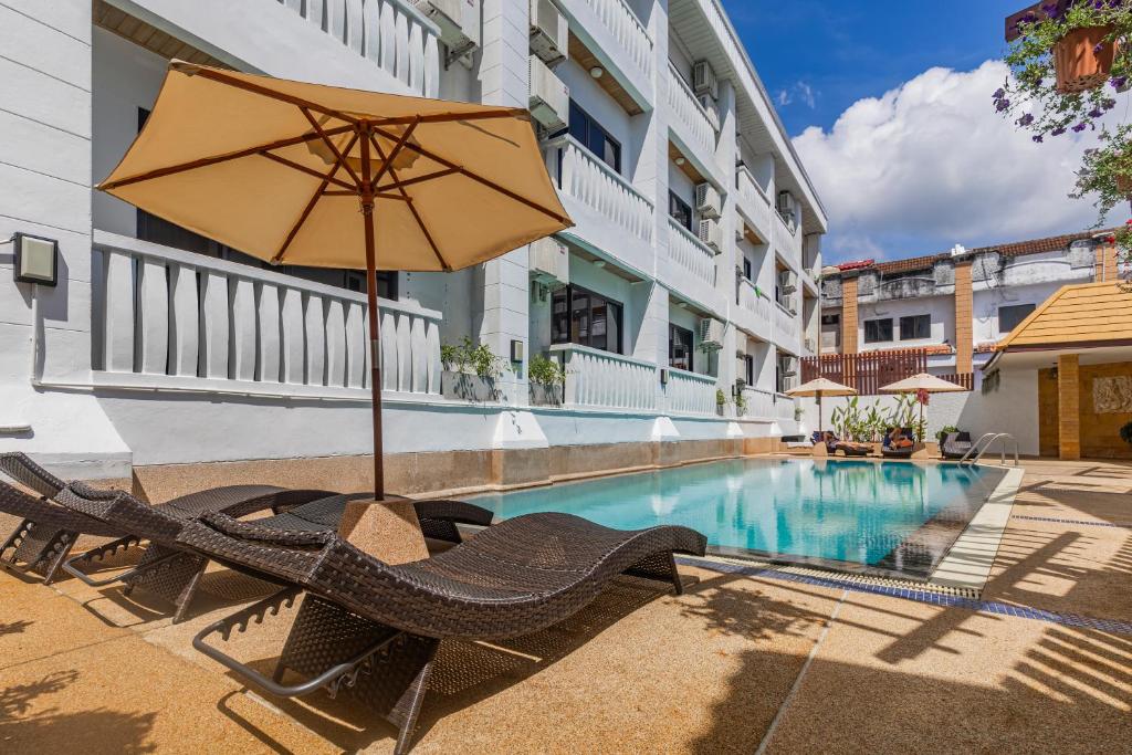 Πισίνα στο ή κοντά στο Rattana Karon Beach Hotel