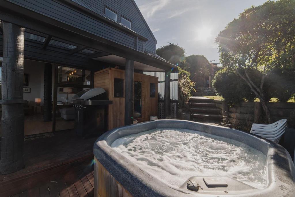 The Ultimate Cecil Wood Stay - Hot Tub BBQ & Views - Resim 25