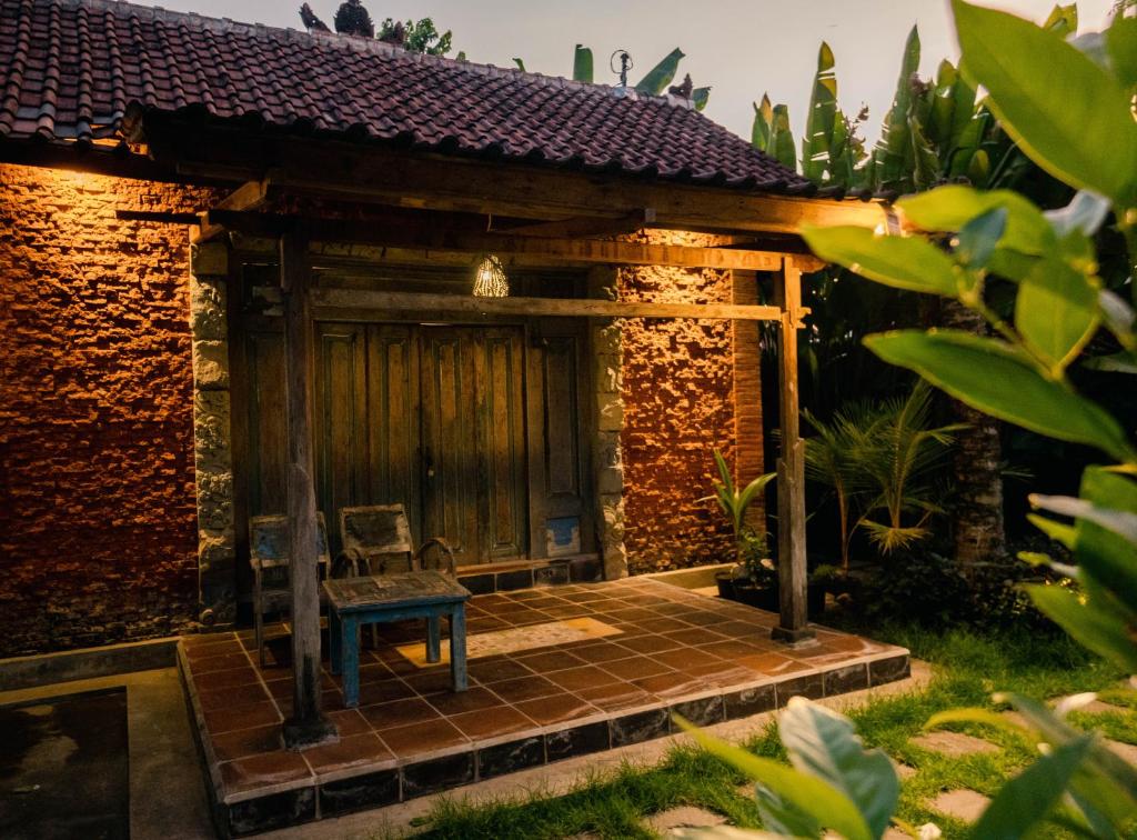 a small building with a chair in front of it at Kapten Nyoman House in Saba