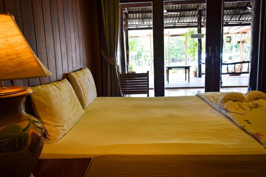 Postel nebo postele na pokoji v ubytování The Mangrove Hideaway Kohchang