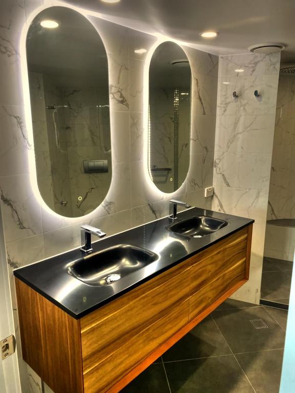 Koupelna v ubytování Sirocco Mooloolaba Oceanfront Luxury Sub-Penthouse 9th floor-Sleeps 6