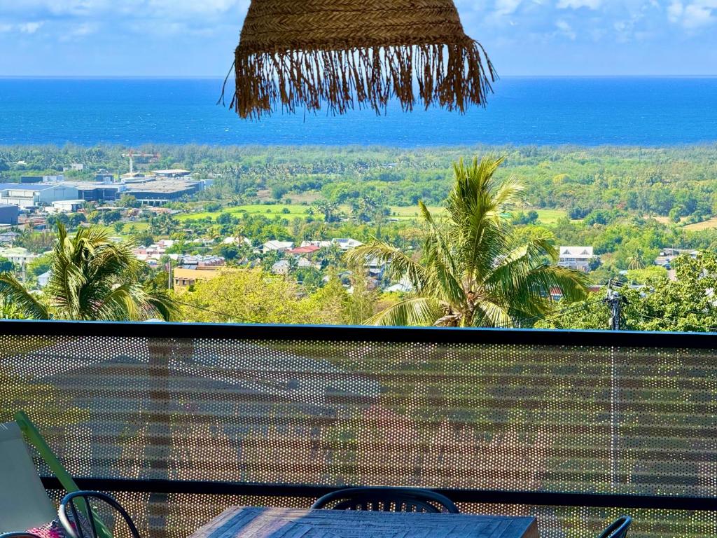 una vista dell'oceano da un balcone di Vacoa - Villa Salba. Panoramic view. a Étang-Salé