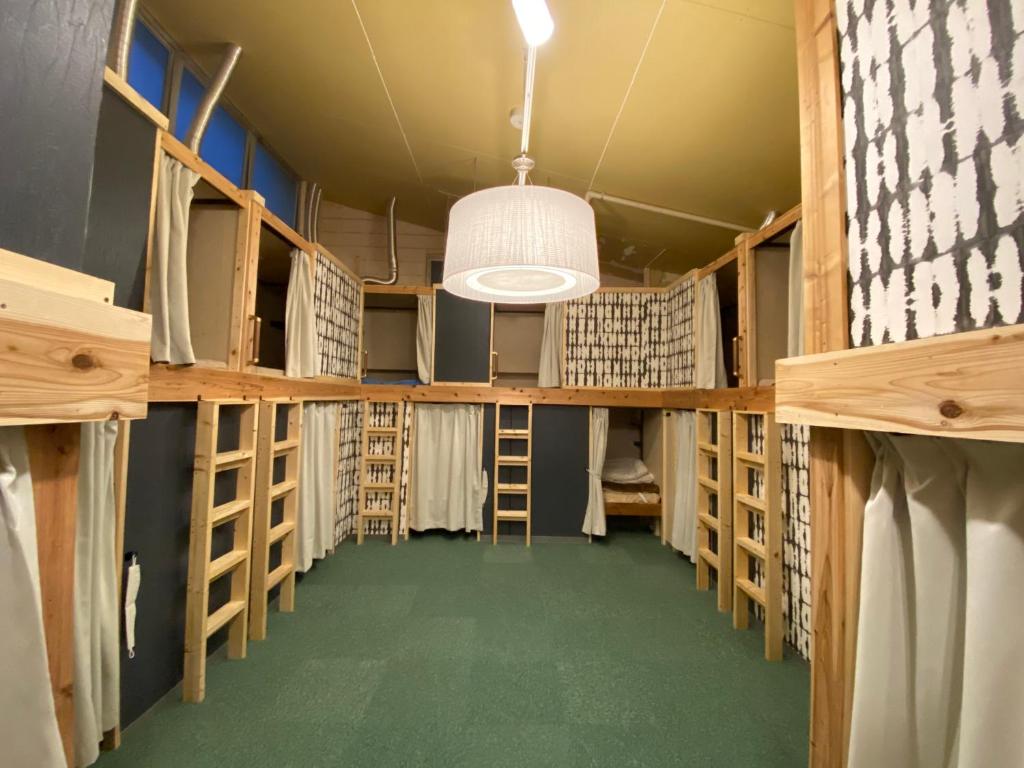Palanda nebo palandy na pokoji v ubytování Hostel Furoya