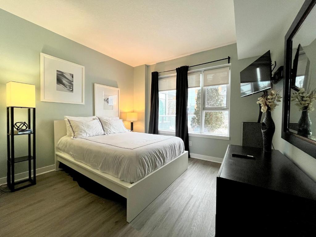 Postel nebo postele na pokoji v ubytování Century Park Condo Oasis