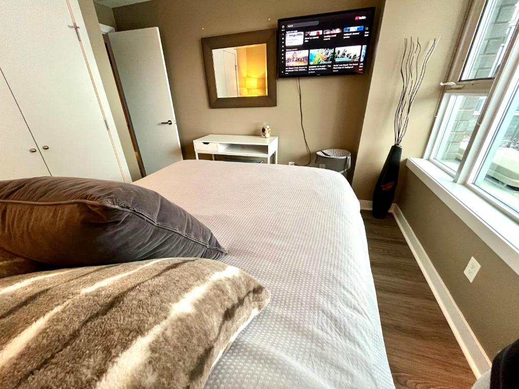 Postel nebo postele na pokoji v ubytování Century Park Condo Oasis