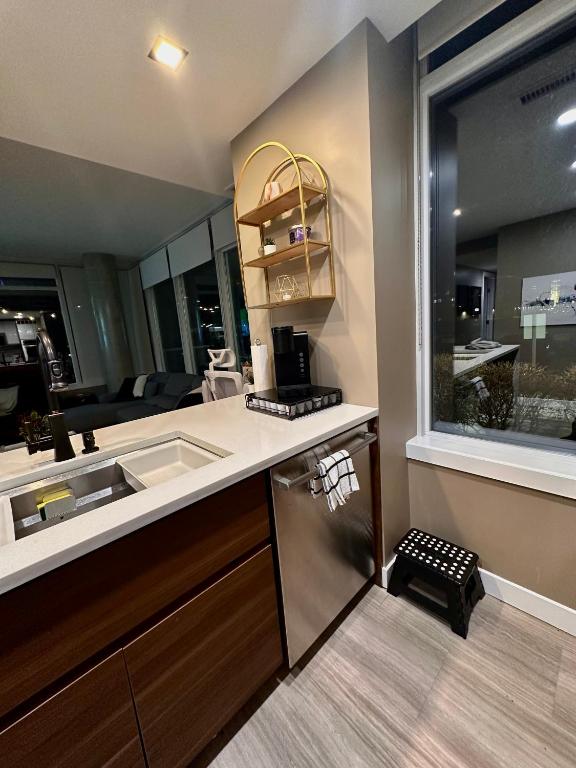 Kuchyň nebo kuchyňský kout v ubytování Century Park Condo Oasis