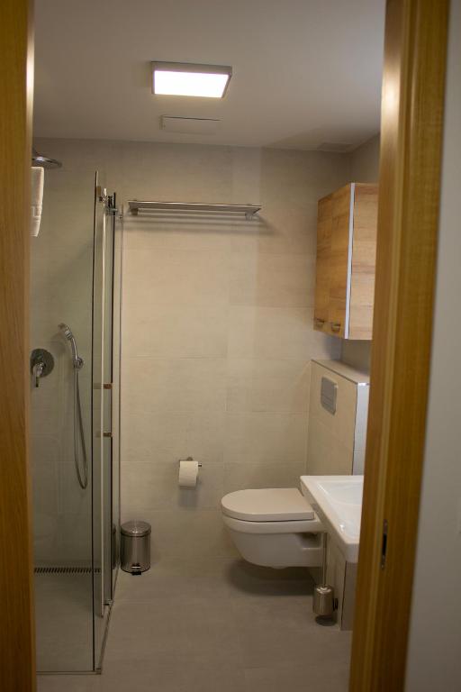 Koupelna v ubytování ENJOYHARRACHOV Atraktivní klidné studio 3 v centru Harrachova s parkováním, velkou terasou, Wifi-WLAN, SAT zdarma, možností dobíjení auta, výhledem do zahrady a na romantický kostelík
