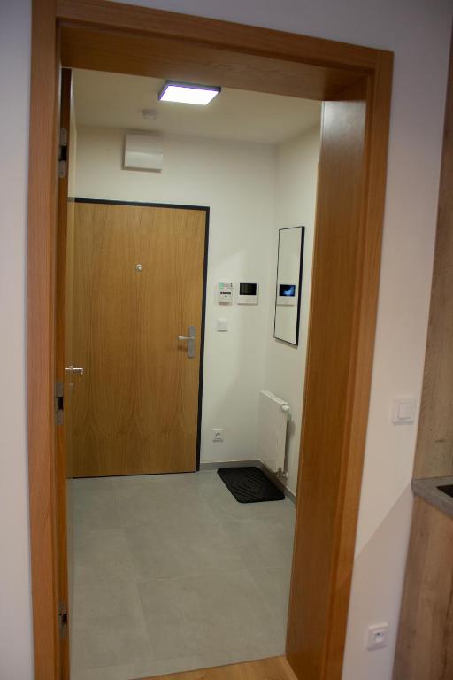 Fotografie z fotogalerie ubytování ENJOYHARRACHOV Atraktivní klidné studio 3 v centru Harrachova s parkováním, velkou terasou, Wifi-WLAN, SAT zdarma, možností dobíjení auta, výhledem do zahrady a na romantický kostelík v destinaci Harrachov