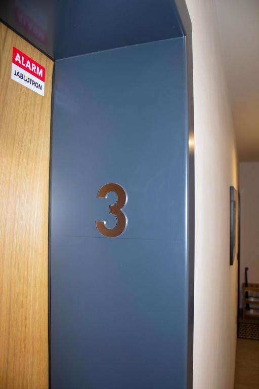 Fotografie z fotogalerie ubytování ENJOYHARRACHOV Atraktivní klidné studio 3 v centru Harrachova s parkováním, velkou terasou, Wifi-WLAN, SAT zdarma, možností dobíjení auta, výhledem do zahrady a na romantický kostelík v destinaci Harrachov