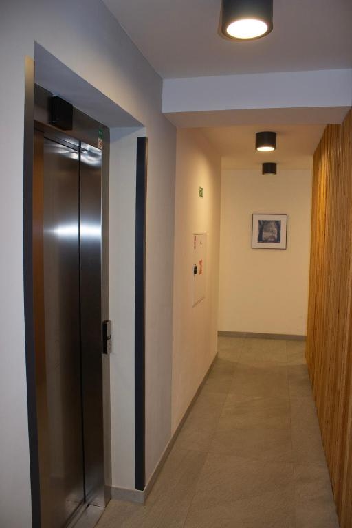 Fotografie z fotogalerie ubytování ENJOYHARRACHOV Atraktivní klidné studio 3 v centru Harrachova s parkováním, velkou terasou, Wifi-WLAN, SAT zdarma, možností dobíjení auta, výhledem do zahrady a na romantický kostelík v destinaci Harrachov
