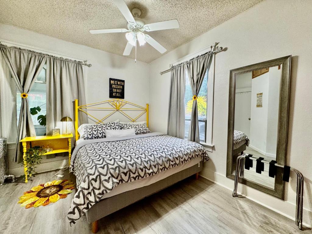 Zdjęcie z galerii obiektu Seattle Home with 2 bedrooms a King bed Queen bed and an Extra Sofa Bed Located 10 minutes from SeaTac Airport and 20 minutes from Downtown w mieście Seattle